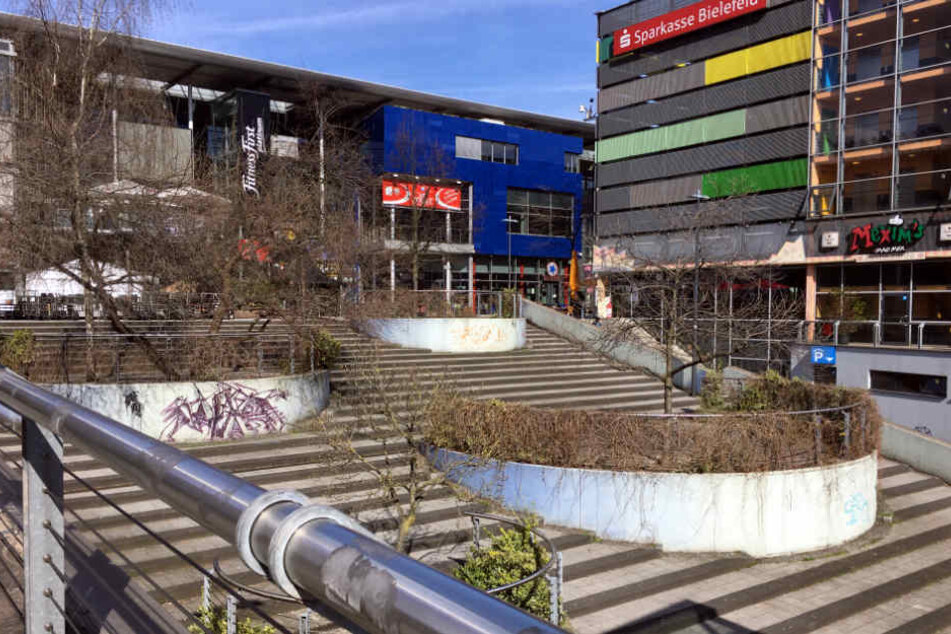 Die sechsköpfige Männergruppe stand an dem Restaurant am Bielefelder Boulevard und war sich keiner Schuld bewusst. (Symbolbild)