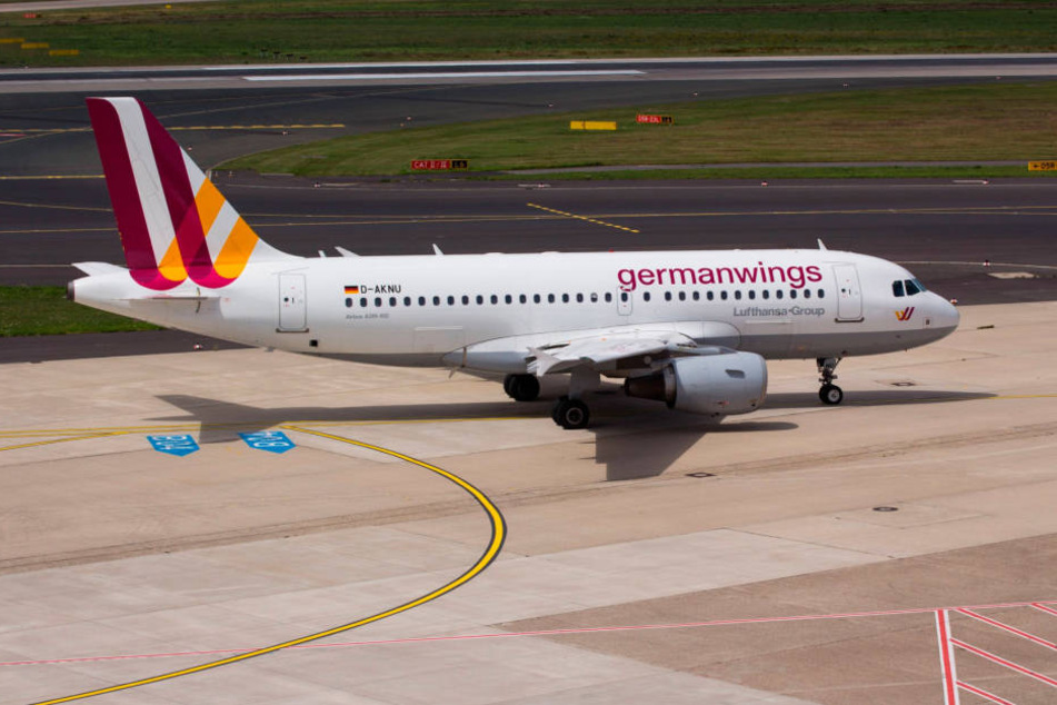 Wegen eines sonderbaren Geruchs an Bord ist am Sonntagabend ein Germanwings-Flugzeug aus Hamburg in Richtung Stockholm wieder umgekehrt (Archivbild).