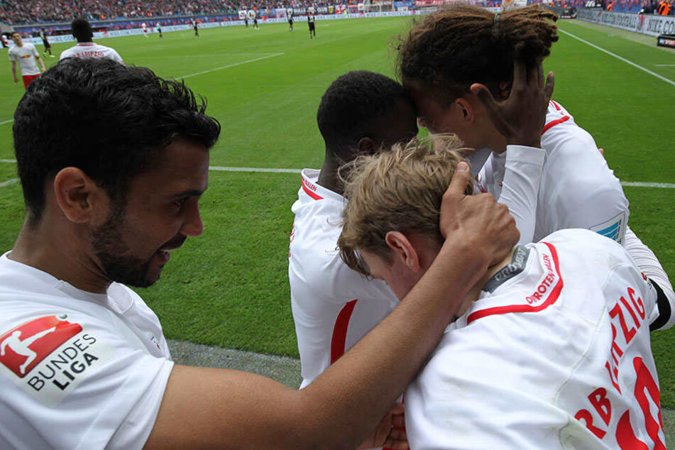Matchwinner: Yussuf Poulsen (r.) wird für sein 1:0 beglückwünscht.