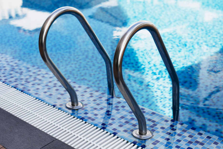 Das Reh konnte sich nicht aus eigener Kraft aus dem Pool retten. (Symbolbild)