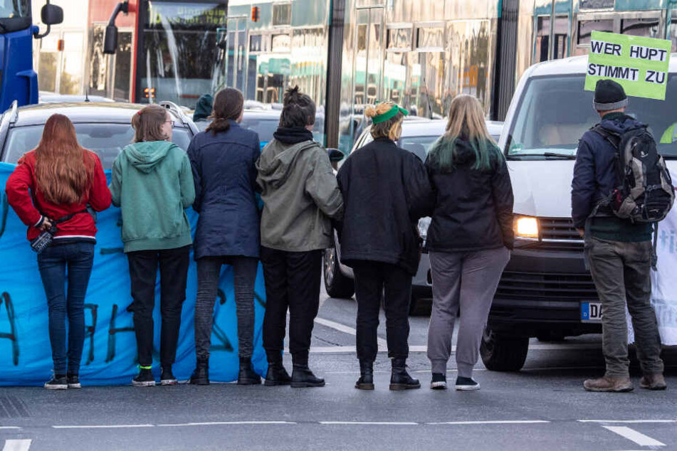 Demonstranten blockieren unangemeldet den Verkehr in Frankfurt.