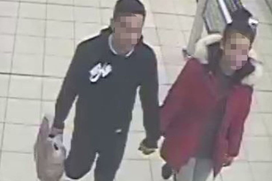 Das Pärchen soll eine 17-Jährige geschlagen und getreten haben.