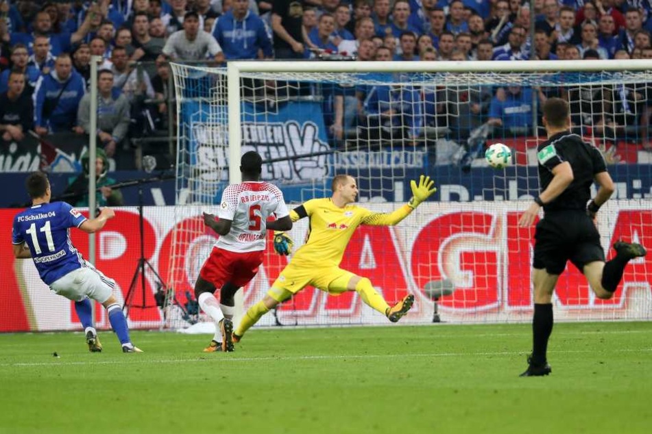Das 0:2! RB-Keeper Peter Gulacsi schaut frustriert dem Schlenzerball von Jewgeni Konopljanka (l.) hinterher.