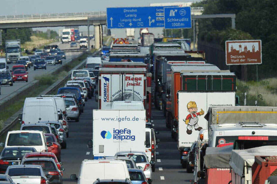 An der A14-Anschlussstelle Schkeuditz bildete sich ein kilometerlanger Stau. Der Verkehr wird aktuell über den Standstreifen vorbeigeleitet.