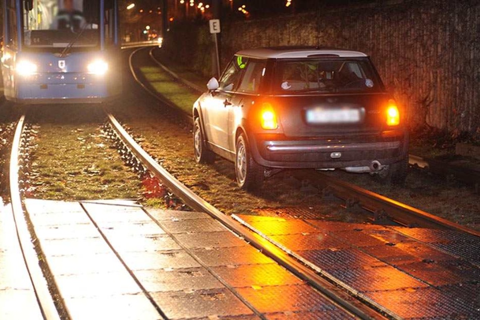 Ein Mann hat sich mit seinem Auto im Gleisbett festgefahren. (Symbolbild)