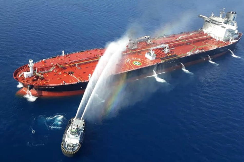 Im Golf von Oman geriet der Öltanker "Front Altair" der norwegischen Reederei Frontline nach einem Zwischenfall in Brand.