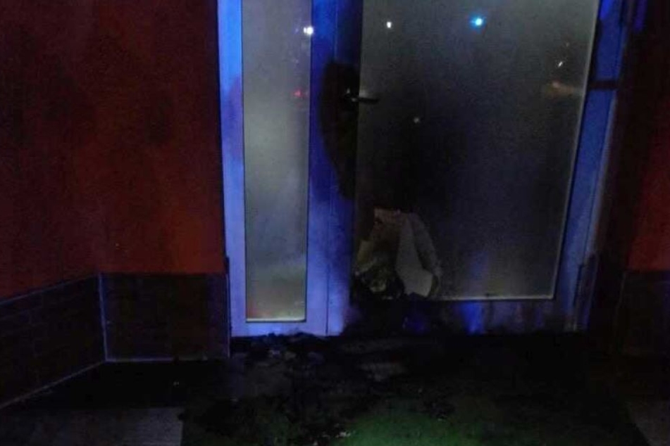 Das Feuer konnte von den Einsatzkräften örtlich begrenzt gelöscht werden.