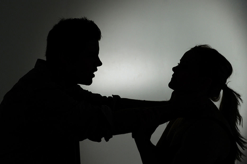 In dem Besucherraum soll der 35-jährige Mann aggressiv gegenüber seiner Frau geworden sein. (Symbolbild)