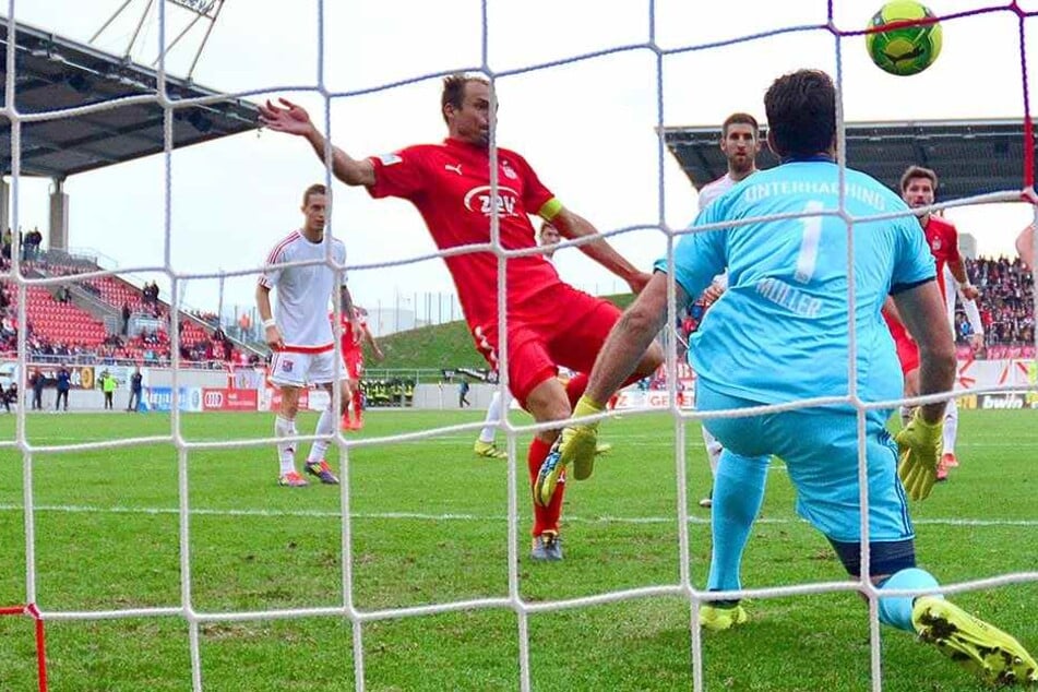 FSV-Kapitän Toni Wachsmuth (l.),
der hier im Spiel gegen Unterhaching eine Chance versiebt, schätzt die Lage bei
den Zwickauern realistisch ein.