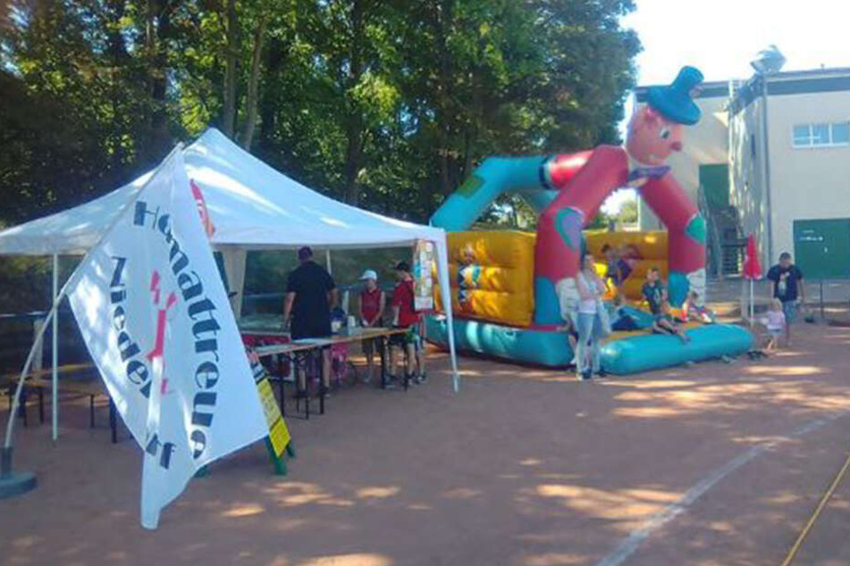 Die "Heimattreuen" waren Sponsor für Hüpfburg, Eis und Zuckerwatte.
