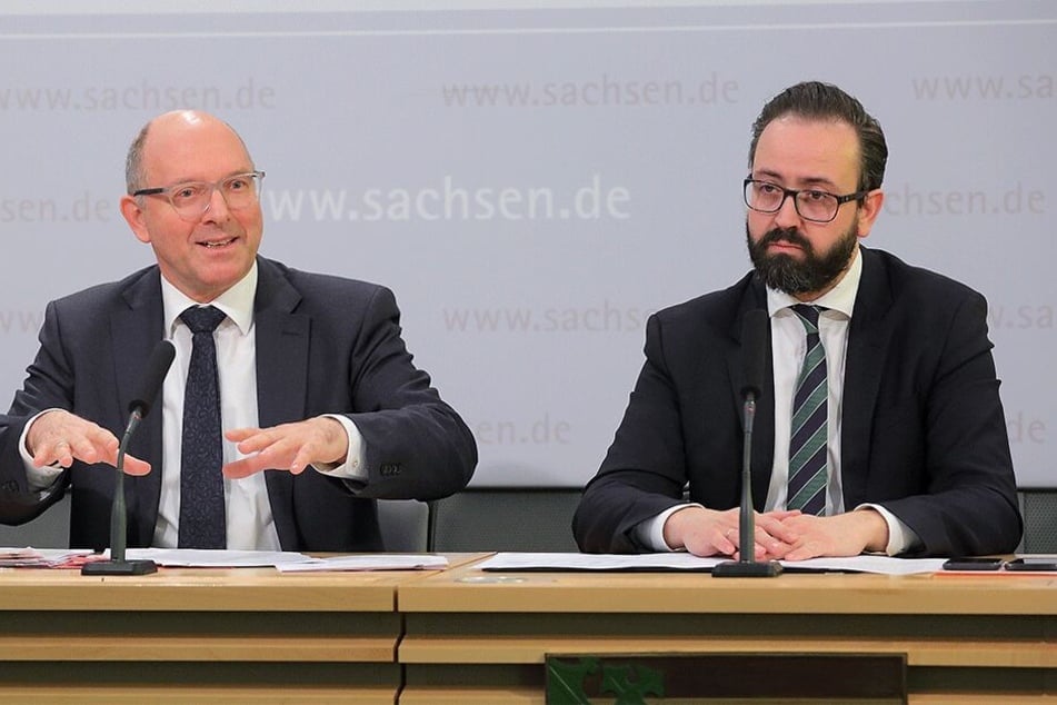 Sebastian Gemkow (40, CDU, r.) und Generalstaatsanwalt Hans Strobl (62) stellen die neue Verfügung vor. Mit dem Papier soll die Strafverfolgung verschärft werden.