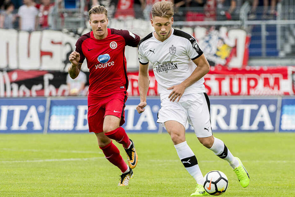 Dennis Slamar vom FCC (rechts) im Duell gegen Manuel Schäffler vom SV Wehen Wiesbaden.