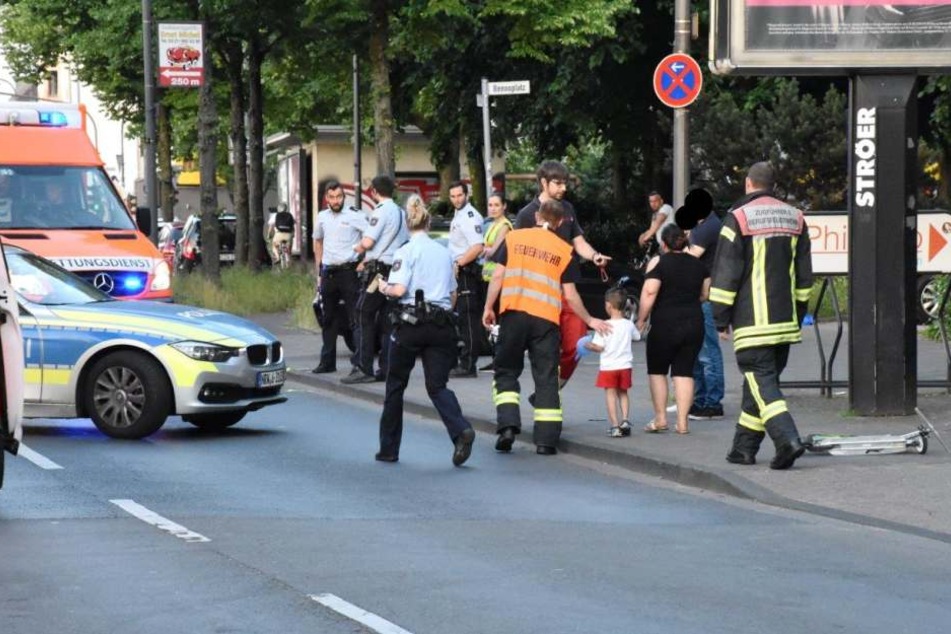 Die Einsatzkräfte kümmern sich um den schockierten Jungen.
