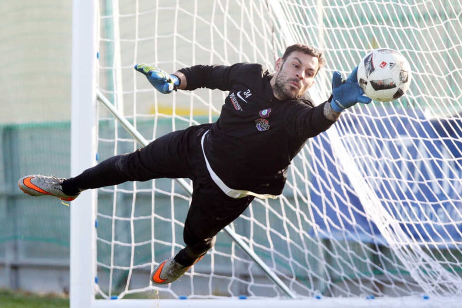 Keeper Daniel Haas hat seinen auslaufenden Vertrag beim FCE um ein Jahr verlängert.