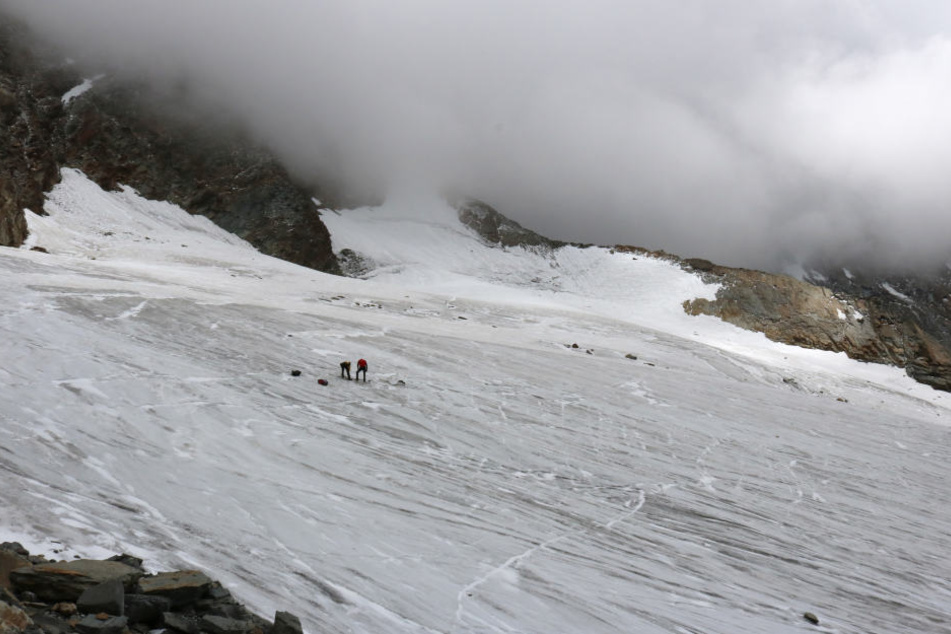 Zwei Alpinisten besichtigen den Fundort einer Leiche auf dem Hohlaubgletscher.