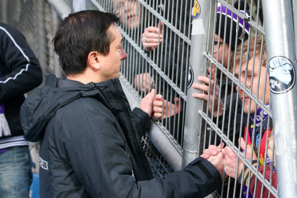 Daniel Meyer diskutiert nach der 1:2-Niederlage in Bochum mit den eigenen Fans. Dort konnte er sich einiges anhören. Doch der Coach weiß das einzuordnen.