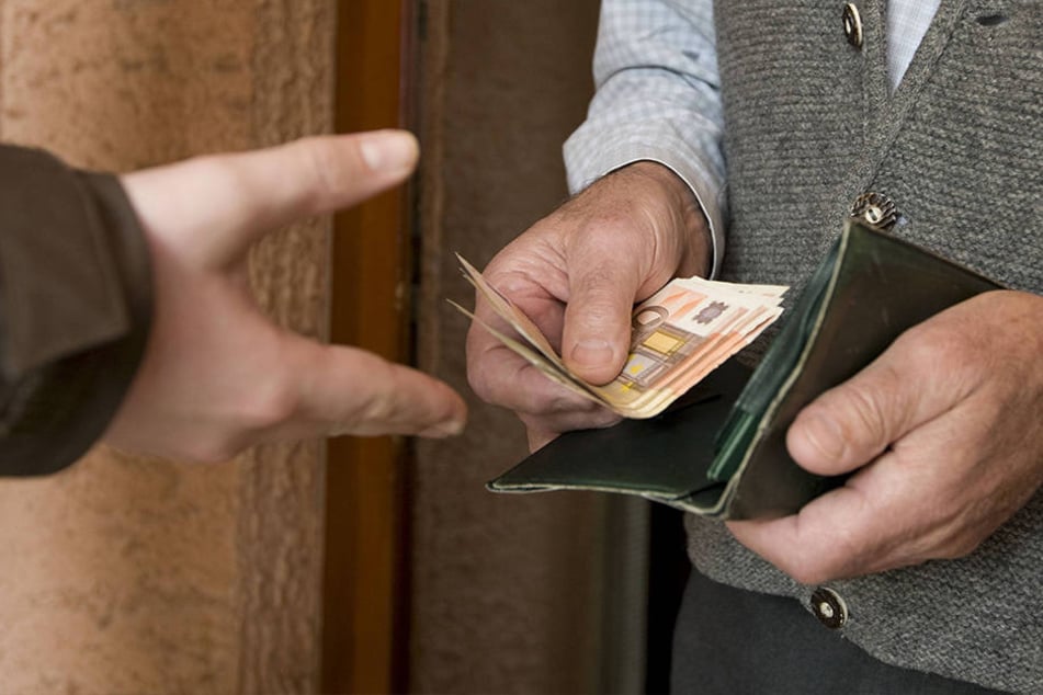 Der falsche Neffe ergaunerte mit dem Enkeltrick insgesamt 35.000 Euro. (Symbolbild)