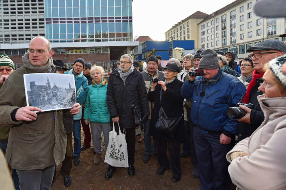Thomas Westphalen (59) zeigte interessierten Besuchern zum letzten Mal die
Ausgrabungen und erläuterte das Freigelegte aus 800 Jahren Stadtgeschichte.