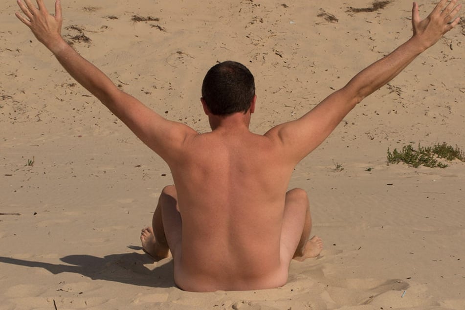 Der eigene Balkon ist eben kein FKK-Strand. Deshalb muss man einiges beachten, bevor man sich nackt in die Sonne knallt.
