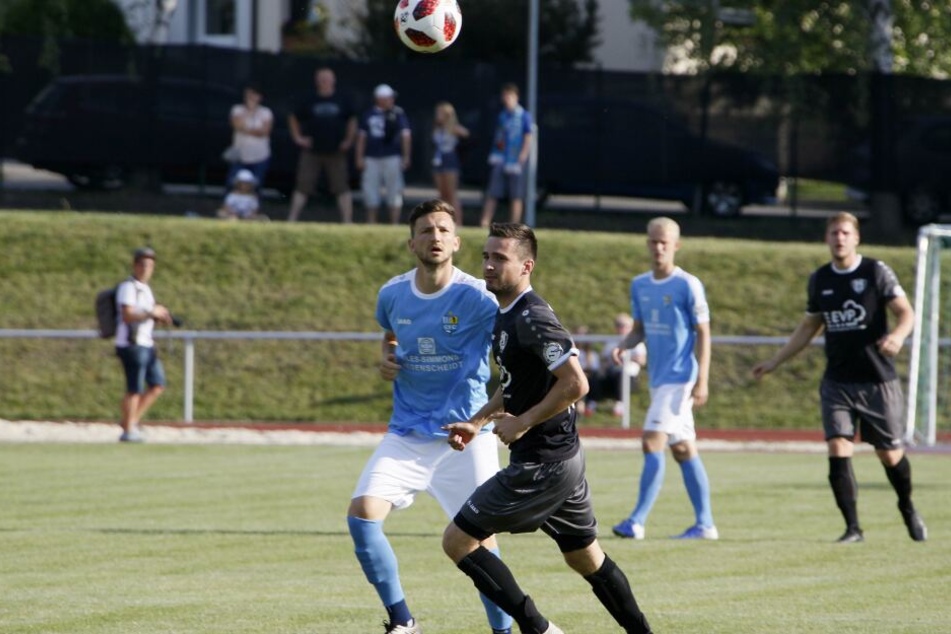CFC-Kicker Matti Langer (l.) im Duell mit seinem Gegenspieler.
