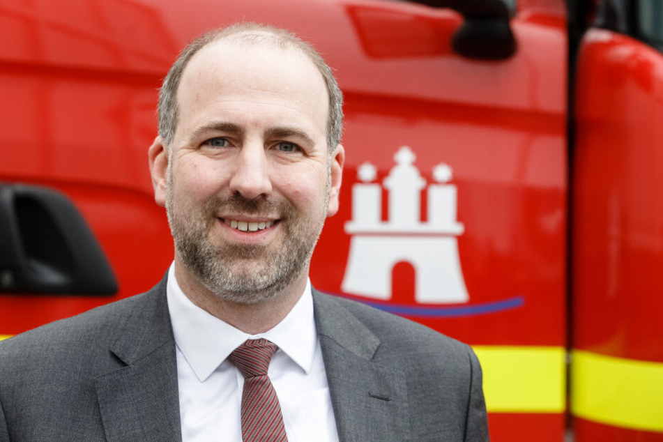 Matthias Feistel, Geschäftsführer der LUIS Technology GmbH, vor dem ersten Fahrzeug der Feuerwehr, das mit einem zertifizierten Abbiegeassistent ausgerüstet wurde.