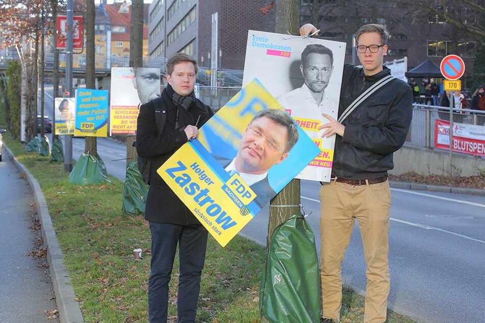 Clemens Ritthaler (23,l.) und Dominik Reichert (22) von der Liberalen Hochschulgruppe hängten die Plakate an der Bergstraße wieder ab.