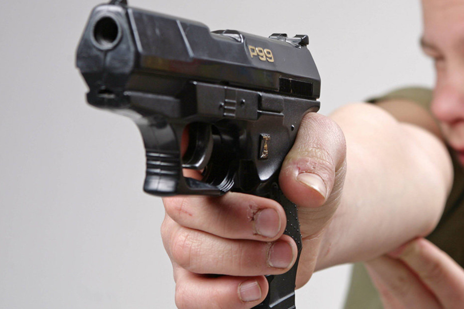 In berlin wollte ein 17-Jähriger einen Spätkauf mit einer Spielzeugpistole überfallen. (Symbolbild)