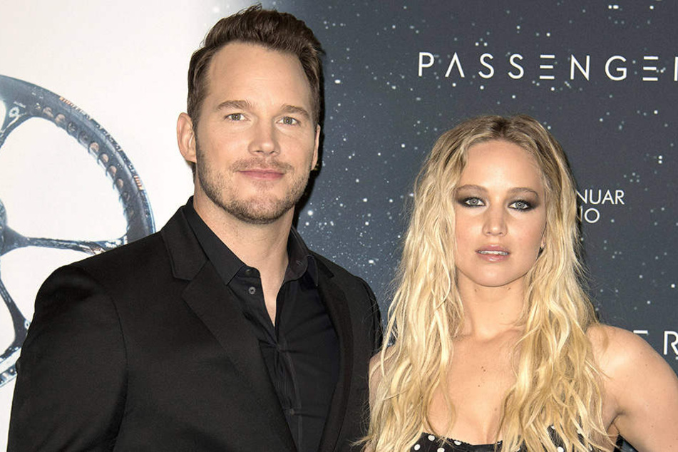 Die
Schauspieler Chris Pratt und Jennifer Lawrence liefern sich gerade einen
amüsante Schlammschlacht.