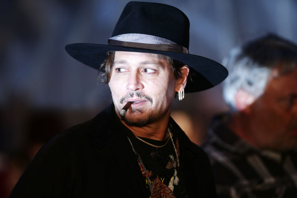 Der Schauspieler Johnny Depp ist wegen eines Vorfalls an einem Filmset auf Schadenersatz in nicht genannter Höhe verklagt worden.