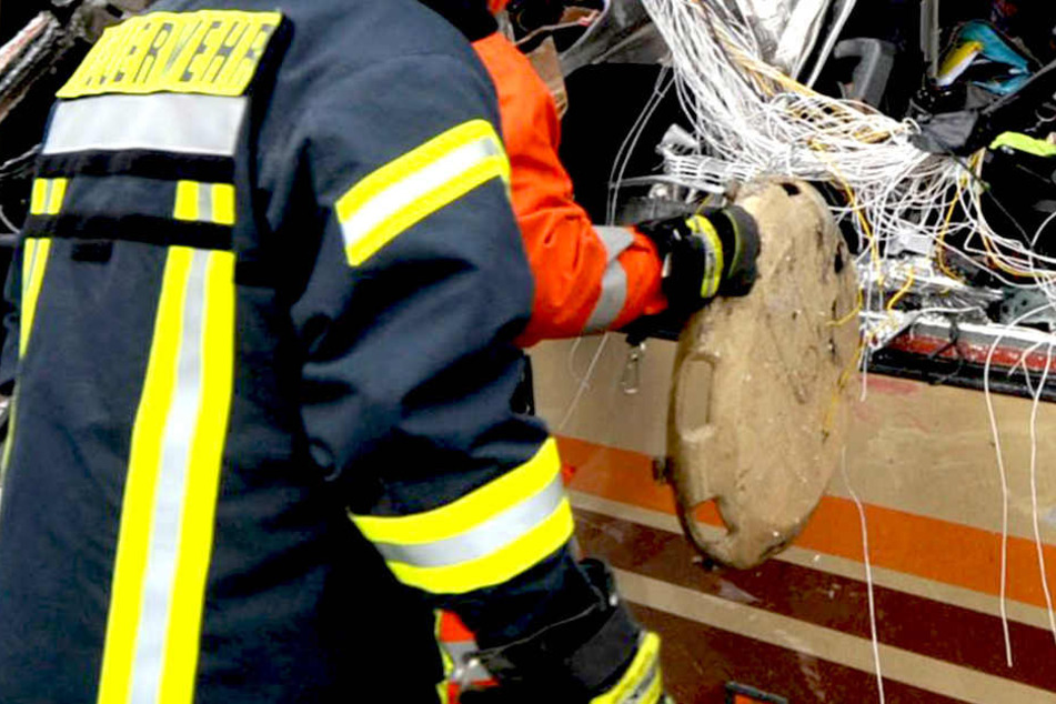 Der Familienvater musste seine tödlich verletzte Frau aus dem Wrack befreien! (Symbolbild)