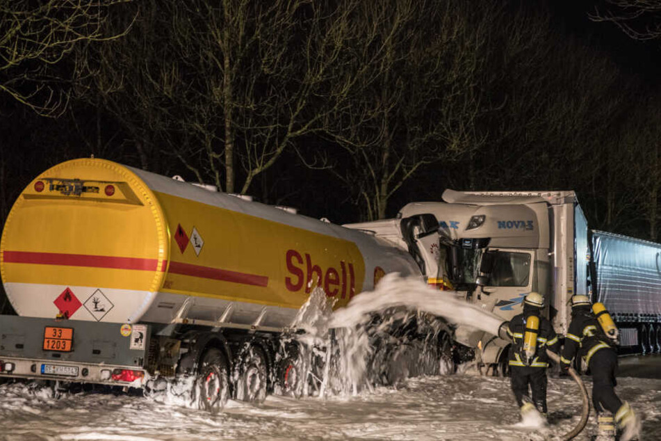 Um eine heftige Explosion des ausgelaufenen Treibstoffs zu verhindern, waren zahlreiche Feuerwehrleute im Einsatz – und ein Autofahrer reagierte zum Glück sehr clever.