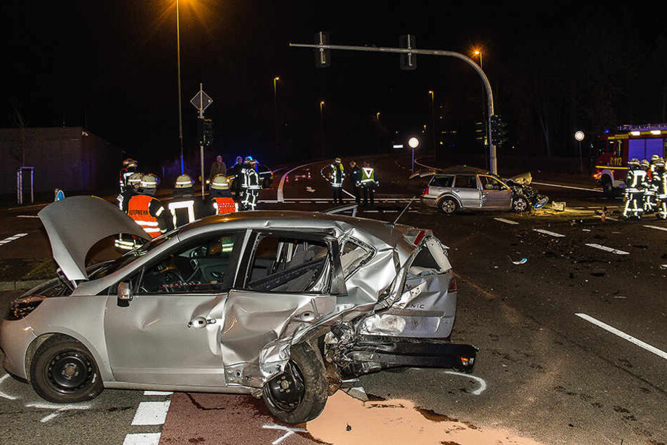 Die Autos sind beide einzige Wracks.
