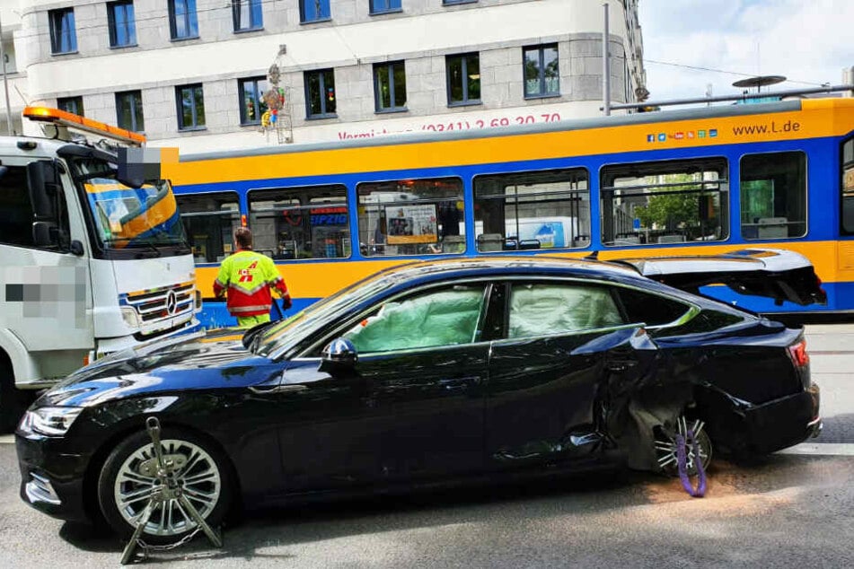 Der Audi-Fahrer wurde in seinem Wagen eingeklemmt, verletzt wurde er glücklicherweise nicht.