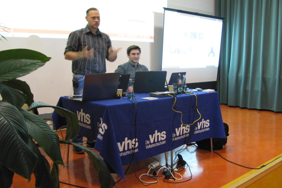 Die Experten Roberto Becker (l.) und Raimond Kiess klärten an der VHS auf.