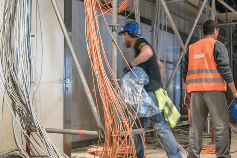 Der Kabeldieb und der Baggerfahrer kannten sich, denn sie arbeiten gemeinsam auf der Baustelle. (Symbolbild)