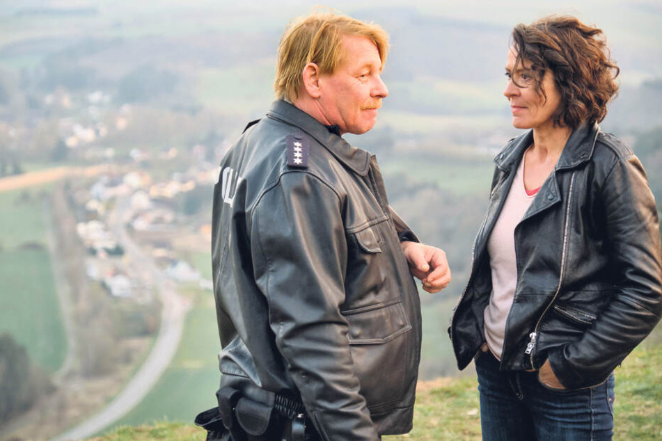 Nach einer halben Ewigkeit treffen Stefan Tries (Ben Becker, 54) und Lena Odenthal (Ulrike Folkerts, 58) wieder aufeinander.