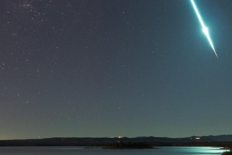Dieses Bild schoss Fotograf Craig Turton. Es zeigt ein einen Meteoriten, der in der Atmosphäre verglüht.