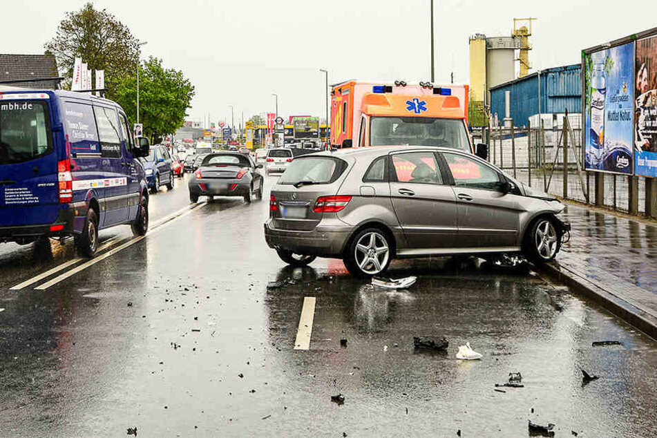 Der Mercedes blieb auf der Fahrbahn liegen.