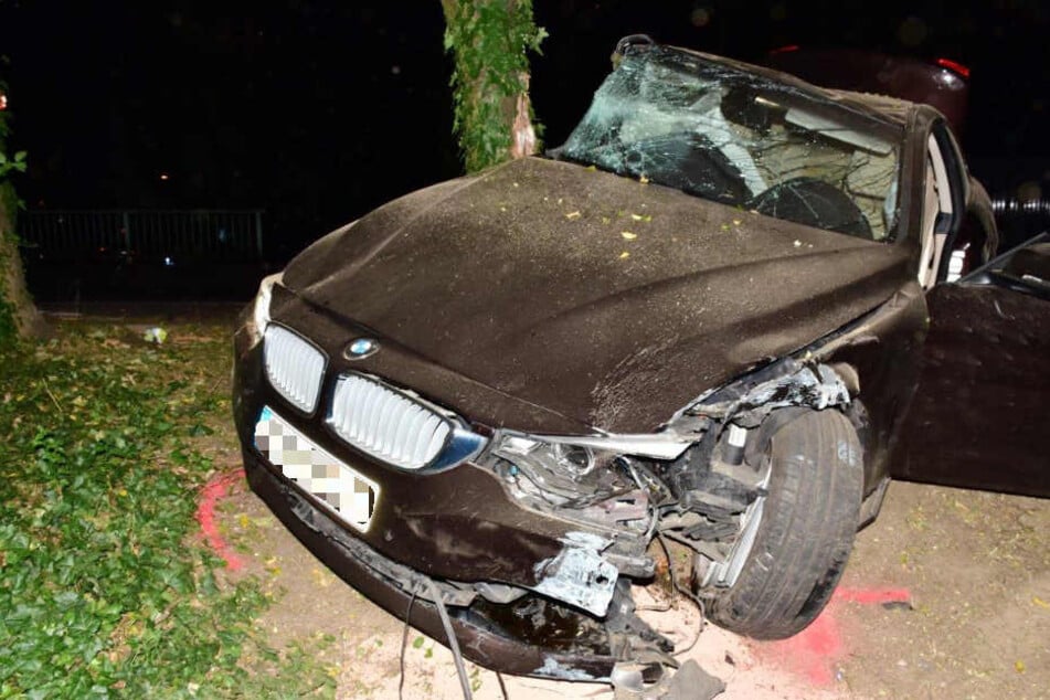 Der BMW wurde so stark beschädigt, dass er abgeschleppt werden musste.