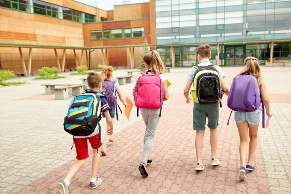 Vor einer Erfurter Schule sprach der Mann mehrere Schüler an und belästigte sie. (Symbolbild)