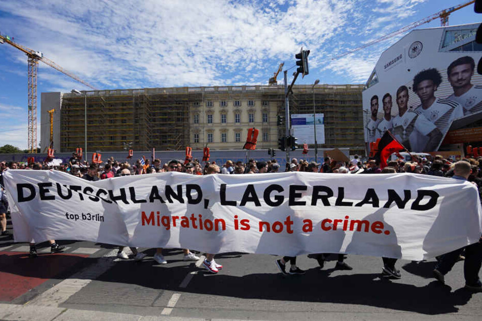 Auch in Berlin gingen die Menschen auf die Straße und protestierten für die Seenotrettung von Flüchtlingen.