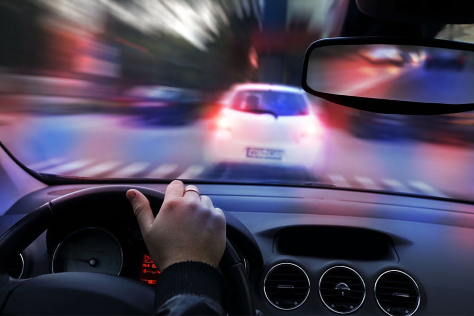 Um den Mercedes-Fahrer vom Weiterfahren abzuhalten, schlug die Polizei die Seitenscheibe ein und nahm ihn fest. (Symbolbild)