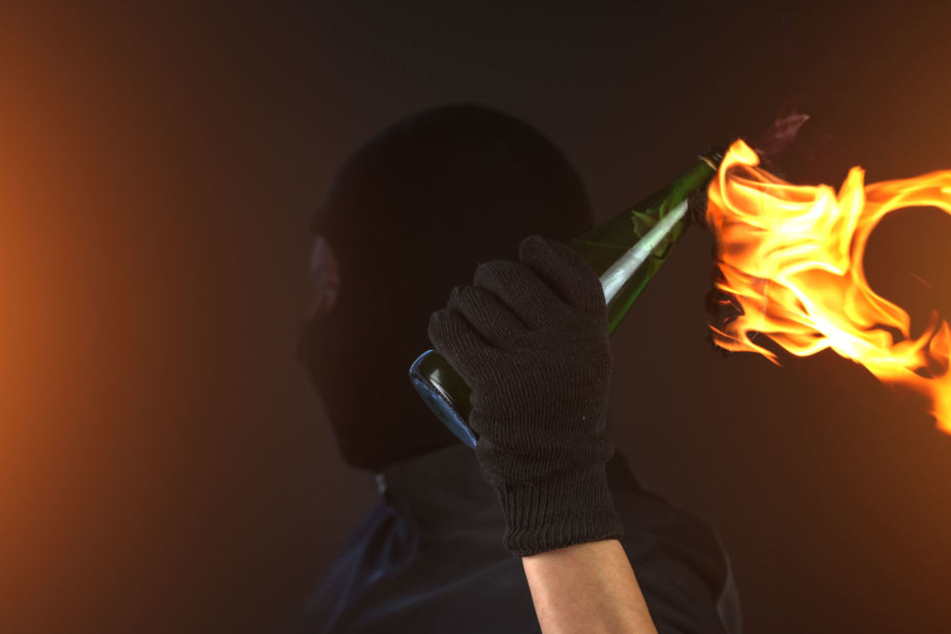 Insgesamt drei Brandsätze warfen die Unbekannten in Richtung des Vereinshauses (Symbolbild).
