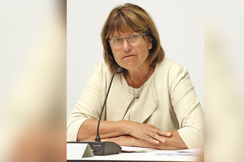 OB Pia Findeiß (63, SPD) verbietet Kindern den Besuch der Zuckertüten-Produktion.