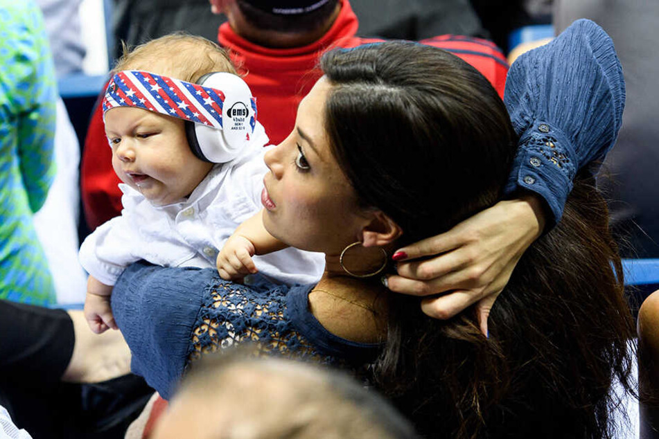 Nicole Johnson hält den Sohn von Michael Phelps auf dem Arm.