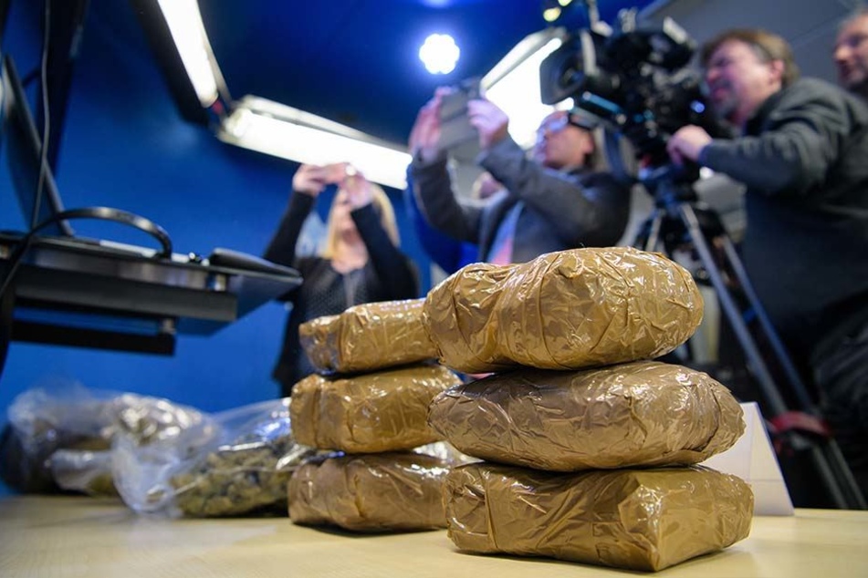 In der Pressekonferenz hat das LKA Bayern den größten geklärten Rauschgiftfall seiner Geschichte vorgestellt.