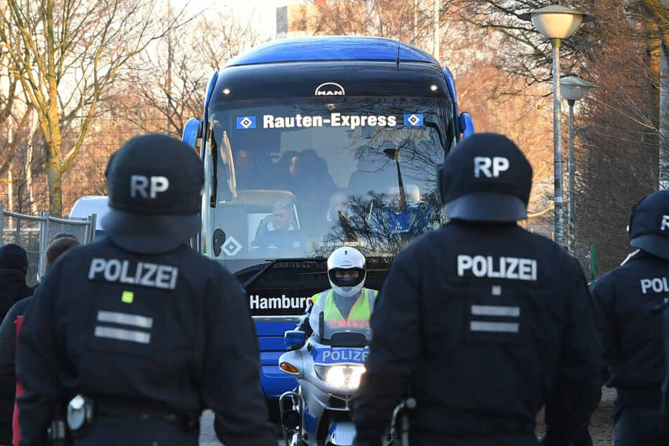 Vor einem Spiel wurde der Bus des HSV von der Polizei eskortiert.