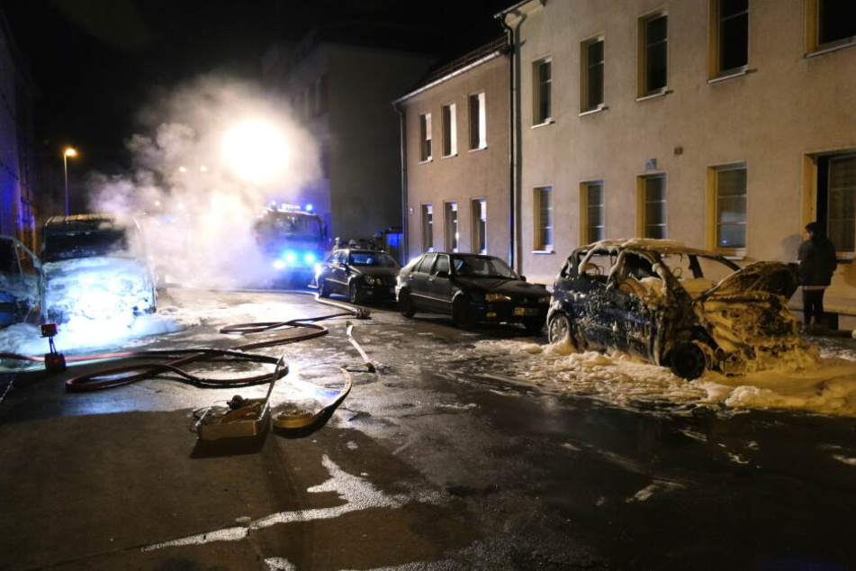 Der VW Crafter (l.) und die Mercedes A-Klasse parkten schräg gegenüber in der Theodor-Körner-Straße. Die Polizei geht von Brandstiftung aus.