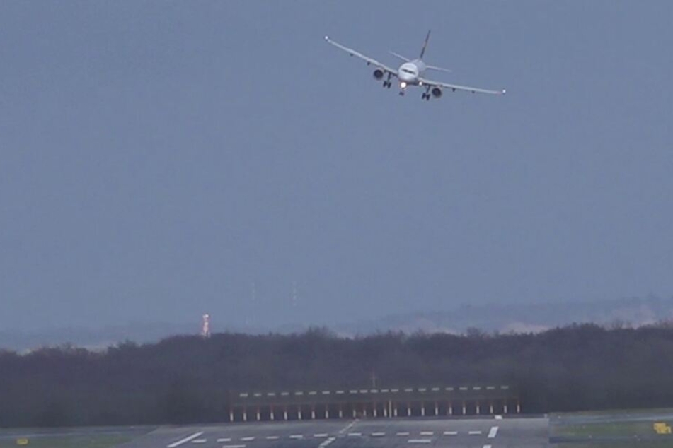 Für die Piloten am Flughafen Düsseldorf sorgte der Sturm ebenfalls für eine Herausforderung beim Landen.