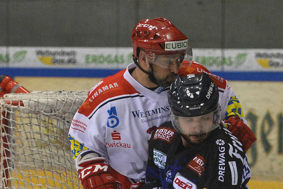 Eislöwen-Stürmer Steven Rupprich
(r.) hofft, dass er ETC-Verteidiger Jakub Körner bezwingen kann.